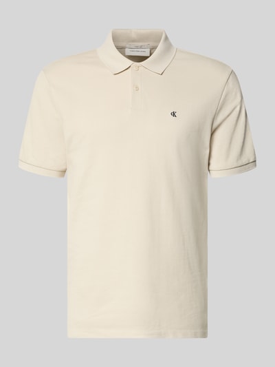 Produktfoto, Straight Fit Poloshirt mit Label-Stitching von Calvin Klein Jeans in Beige mit Polokragen und gerippten Ärmelabschlüssen, reine Baumwolle