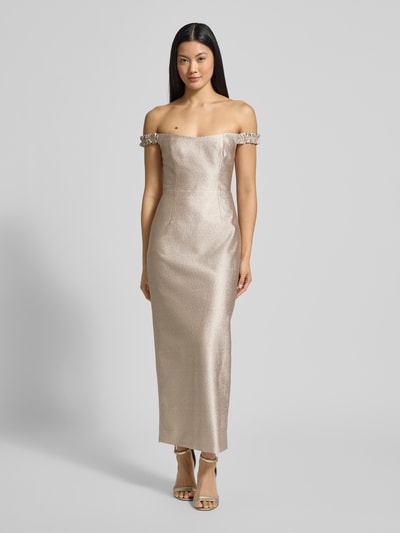 Modelka kobieca nosi szimmerndes Abendkleid Modell 'Mindy' von Forever New; prosty krój, midi, off-shoulder, złocisty połysk, widok z przodu, cała sylwetka.