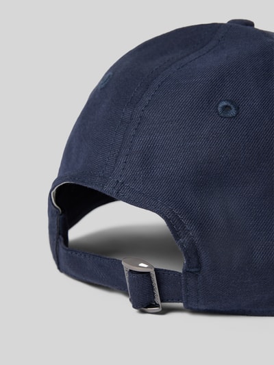 Produktfoto, Base Cap aus Leinen-Mix mit Logo-Detail von Profuomo, dunkelblau, Struktur mit sichtbarem Strapback-Verschluss, Herren Cap, Leinen-Baumwoll-Anteil.