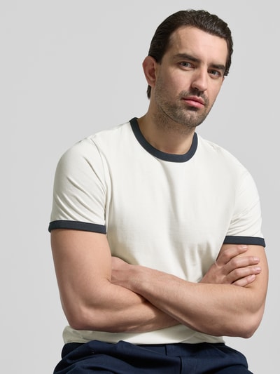 Męski model nosi Slim Fit T-Shirt mit Rundhalsausschnitt von MCNEAL, czysta bawełna, krój slim fit, krótki rękaw, ujęcie: zbliżenie na górną część ciała