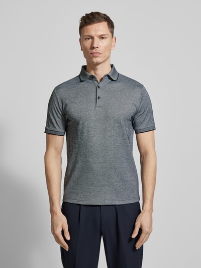 Männermodel trägt Slim Fit Poloshirt mit Label-Detail von HECHTER PARIS in Grau, Baumwollmischung, Polokragen, Ganzkörperansicht von vorne.