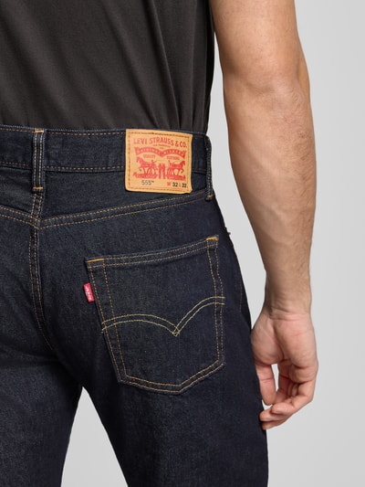 Männermodel trägt Jeans mit 5-Pocket-Design von Levi's®, dunkles Blau, gelbe Nähte, Reine Baumwolle, Relaxed-Fit, Detailaufnahme Rückansicht.