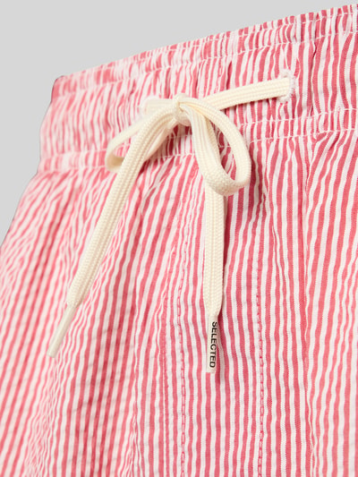 Produktfoto, Badehose mit Baumwoll-Anteil Modell 'COOPER' von SELECTED HOMME, Optik: Allover-Muster, gestreift, elastisch mit Tunnelzug, Gesäßtasche, Eingrifftaschen, rot-weiß gestreifte Textur