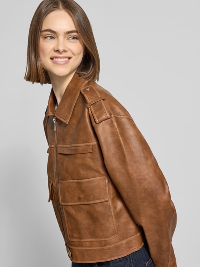 Frauenmodel trägt Jacke in Leder-Optik mit Pattentaschen Modell 'MADISON' von Topshop, Regular-Fit, braun, Reißverschluss, Nahaufnahme Oberkörper.