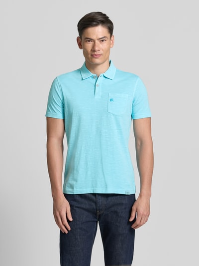 Männermodel trägt Regular Fit Poloshirt mit Brusttasche von Lerros in Hellblau, Reine Baumwolle, Logo-Stitching, Ganzkörperansicht von vorne.