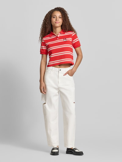 Frauenmodel trägt Barrel Jeans mit seitlichen Cut Outs von Karo Kauer aus Reine Baumwolle, 5-Pocket-Design, Weiß, Ganzkörperansicht von vorne.