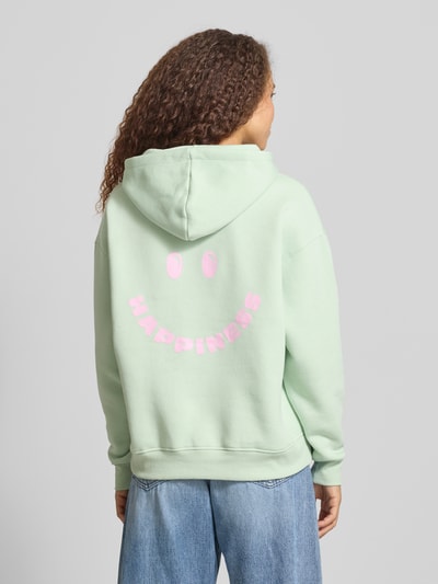 Frauenmodel trägt Relaxed Fit Hoodie mit Baumwoll-Anteil Modell 'ADELE' von ONLY in Optik: Unifarben, Farbton Mintgrün, Kapuze, Kängurutasche, Sweat Materialverarbeitung, Rückenansicht.