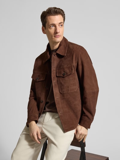 Männermodel trägt Regular Fit Lederjacke aus echtem Ziegenvelours Modell 'THOM' von SELECTED HOMME in Braun, samtige Textur, Ganzkörperansicht von vorne
