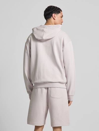 Männermodel trägt Relaxed Fit Sweatjacke aus reiner Baumwolle Modell 'Nadarasi' von HUGO, Optik: Unifarben, Sweat, Ganzkörperansicht Rückansicht.