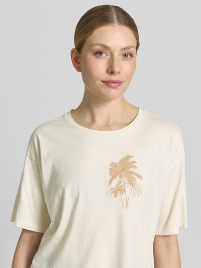 Frauenmodel trägt Damen T-Shirt mit Motiv-Stitching von Fynch-Hatton in Creme, Baumwoll-Mix mit Modal-Anteil, Loose-Fit, Rundhalsausschnitt, Nahaufnahme Oberkörper.