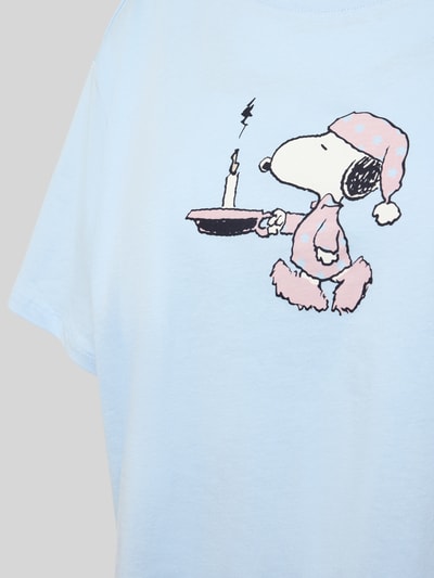 Frauenmodel trägt Pyjame-Oberteil mit Motiv-Print von Jake*s Casual in Hellblau mit Snoopy-Print, reine Baumwolle, Relaxed Fit, Rundhalsausschnitt, Nahaufnahme Oberkörper.