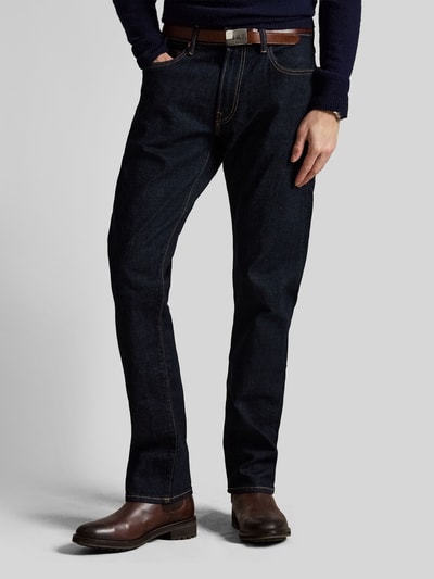 Männermodel trägt Relaxed Fit Jeans aus Baumwoll-Mix Modell 'HAMPTON' von Polo Ralph Lauren in Dunkelblau, Herren Relaxed Fit Jeans, Ganzkörperansicht von vorne.