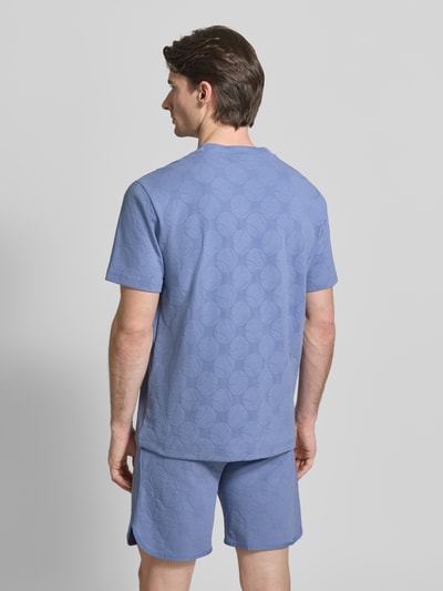 Männermodel trägt Regular Fit T-Shirt aus Baumwoll-Mix Modell 'TS_MEMBER' von BOSS Green in Optik: Unifarben mit Strukturmuster, Rückenansicht.