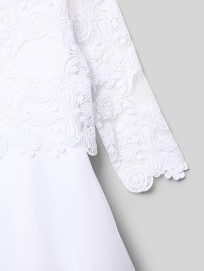 Mädchen trägt Knielanges Kleid mit Okrągły dekolt von DANAMADE, taliowany krój, rękaw o dł. 3/4, halka, detailaufnahme rękawa.