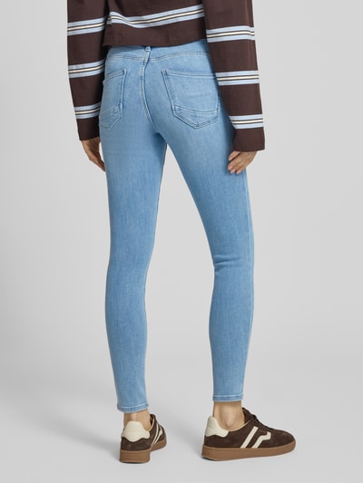 Frauenmodel trägt Skinny Fit Jeans aus Bio-Baumwoll-Mix Modell 'POWER' von Only, Denim-Optik, Label-Patch, 5-Pocket-Design, Ganzkörperansicht Rückansicht.