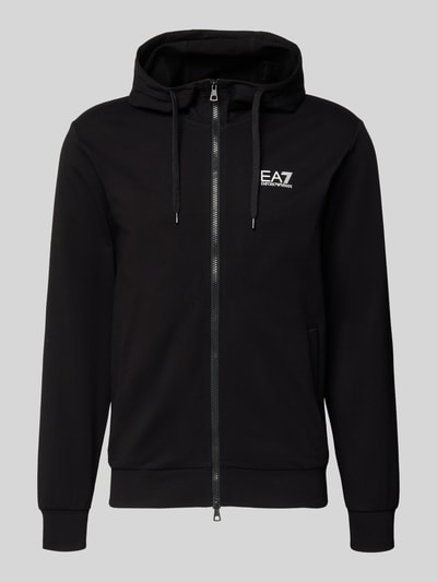 Produktfoto, Slim Fit Sweatjacke mit Kapuze von EA7 Emporio Armani, czarny, z napisem logo, krój slim fit, bawełna, kaptur, suwak, kieszenie