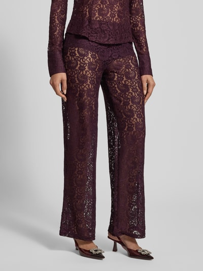 Frauenmodel trägt Stoffhose aus Spitze Modell 'GRACE' von Mango im transparenten Paisley-Design mit blickdichtem Unter-Pantie, relaxed Fit, Nahaufnahme Unterkörper.