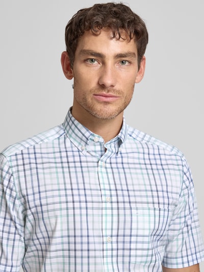 Männermodel trägt Regular Fit Business-Hemd mit Button-Down-Kragen von OLYMP aus Reine Baumwolle, Karo-Muster, Nahaufnahme Oberkörper. Rückenlänge bei Größe 40: 80 cm, Schulterbreite: 45 cm, Ärmellänge: 28 cm, 1/2-Arm.