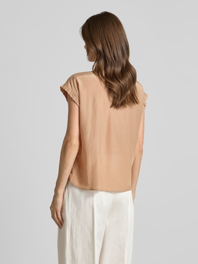 Kobiece modelka nosi Regular Fit Bluse mit verdeckter Knopfleiste von More & More, mieszanka wiskozy i bawełny, hafty, kołnierzyk koszulowy, beżowe odcienie, długość tyłu w rozmiarze 36: 59 cm, długość rękawów: 3 cm, zdjęcie całej sylwetki z tyłu.