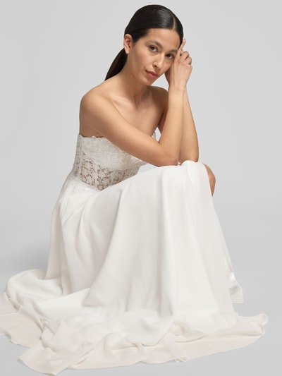 Frauenmodel trägt Maxikleid im Off-Shoulder-Look von Luxuar aus weißem Chiffon mit Stitchings, Taillierter Schnitt, Nahaufnahme Oberkörper. Rückenlänge bei Größe 36: 130 cm, Brustweite bei Größe 36: 40 cm.