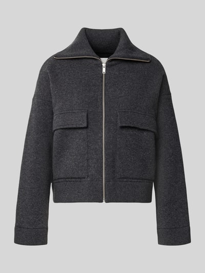 Produktfoto, dunkelgraue Oversized Bomberjacke aus Baumwoll-Mix Modell 'COTTON-WOOL KNIT' von ARMEDANGELS, Damen Bomberjacke / Blouson, glatte Textur, strukturierte große Taschen, silberner Reißverschluss, klare Konturen vor grauem Hintergrund
