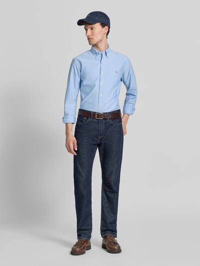 Männermodel trägt Regular Fit vrijetijdsoverhemd uit puur katoen van Polo Ralph Lauren in tweekleurige look met gestikt logo, oxford, knoopsluiting, extra lange mouwen met manchet, achterpas met cacharelplooi, Ganzkörperansicht von vorne.