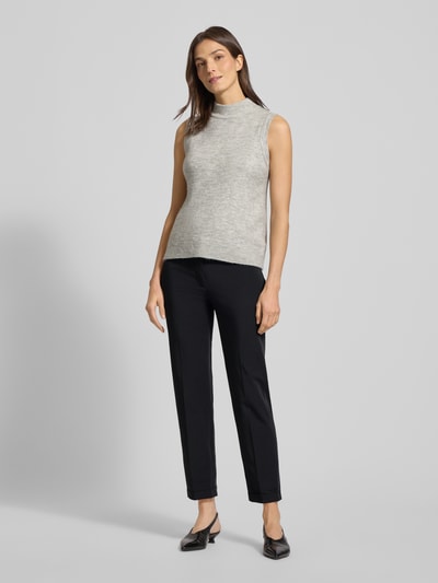 Frauenmodel trägt Chino aus Techno Cotton Superstretch von Raffaello Rossi, dunkle Farbe, gerader Schnitt, verkürzt, Material-Mix, Ganzkörperansicht von vorne.