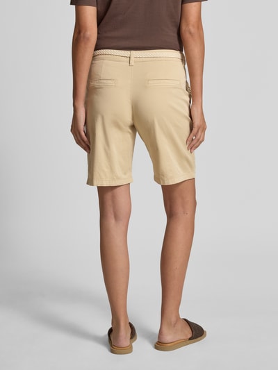 Frauenmodel trägt Regular Fit Bermudas aus Baumwoll-Mix von s.Oliver RED LABEL, Optik: Unifarben, Twill-Textur, Ganzkörperansicht Rückansicht.