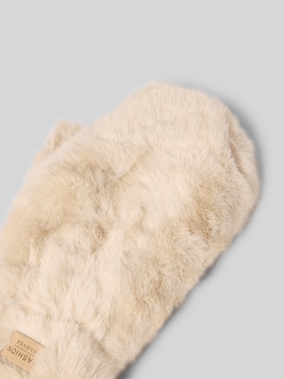 Produktfoto, Handschuhe aus Kunstfell mit Label-Detail von Kurt Beines, damskie rękawiczki z futra sztucznego, jednolity kremowy kolor, miękka tekstura, Fäustlinge, detal z etykietą