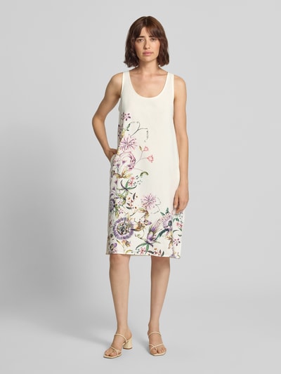Frauenmodel trägt Knielanges Kleid aus Leinen-Baumwoll-Mix Modell 'Ma44rwa' von ZABAIONE in Creme mit Allover-Blumenmuster, gerader Schnitt, Rundhalsausschnitt, Ganzkörperansicht von vorne.