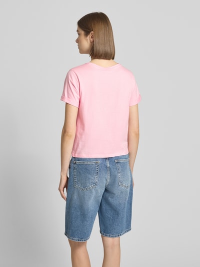 Frauenmodel trägt Regular Fit T-Shirt aus reiner Baumwolle Modell 'DORA LIFE' von Only, Optik: Unifarben, Rückansicht, Ganzkörperansicht.