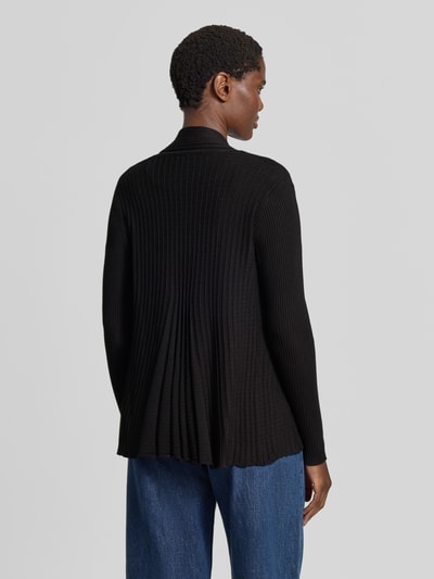 Vrouwenmodel draagt zwarte cardigan uit viscosemix met plooien en smalle pasvorm, Model 'CLAUDISSE' van FREE/QUENT, ruglengte 62 cm, mouwlengte 61 cm, dames cardigan, Rugaanzicht
