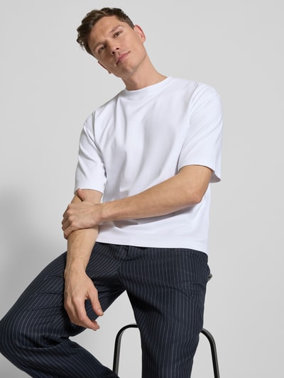 Männermodel trägt Relaxed Fit T-Shirt aus reiner Bio-Baumwolle von JAKE*S STUDIO MEN, weiß, Rundhalsausschnitt, Halbarm, Nahaufnahme Oberkörper.