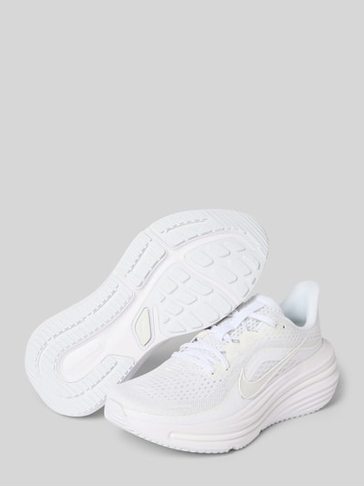 Produktfoto, Sneaker mit Logo-Detail Modell 'Air Winflo' von Nike, weiße Farbe, abgerundete Passform, Schnürverschluss, Damen Sneaker, Absatzhöhe 7 cm, Schafthöhe 6 cm, Schaftweite 6 cm, strukturierte Mesh-Textur.