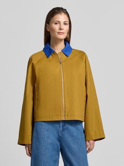 Modelka kobieta ma na sobie Kurze Barn-Jacket mit Kontrast-Kragen - curated by Tinvcb od SIC, bawełna, krój relaxed fit, kołnierz, zamek, długość tyłu w rozmiarze 36: 56 cm, szerokość ramion w rozmiarze 36: 44 cm, szerokość klatki piersiowej w rozmiarze 36: 60 cm, długość rękawa w rozmiarze 36: 57 cm, kolory musztardowy i niebieski, tekstura gładka, pełny widok z przodu