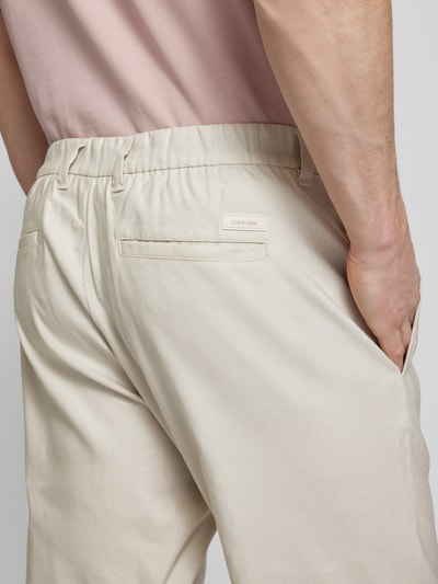 CK Calvin Klein Spodnie lniane o kroju tapered fit z detalem z logo Kamienny 3