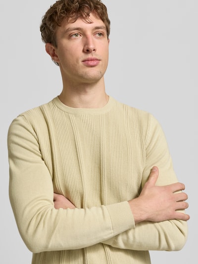 Männermodel trägt Slim Fit Pullover in Strick-Optik Modell 'Baron' von Blend aus reiner Baumwolle, Rundhalsausschnitt, Nahaufnahme Oberkörper.