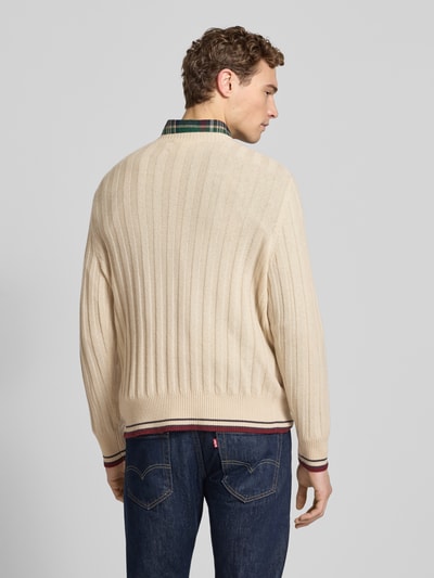 Männermodel trägt Kaschmirpullover mit gerippten Abschlüssen von FTC-Cashmere in Beige, Regular Fit, Rückenansicht, Ganzkörperansicht Rückansicht.