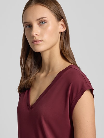 Frauenmodel trägt Slim Fit Langarmshirt mit Baumwoll-Anteil Modell 'TENNA' von ONLY, bordeauxrot, glatte Textur, Nahaufnahme Oberkörper, Damen Langarmshirt von ONLY.