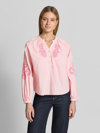 Kobiece model prezentuje Regular Fit Bluse mit floralem Stitching od Emily Van den Bergh z bawełny, dekolt z lamówką, z długim rękawem, hafty kwiatowe, różowy kolor, długość tyłu 58 cm, długość rękawów 47 cm, szerokość w rozmiarze 36, tkanina z paskami, widok z przodu całej sylwetki.