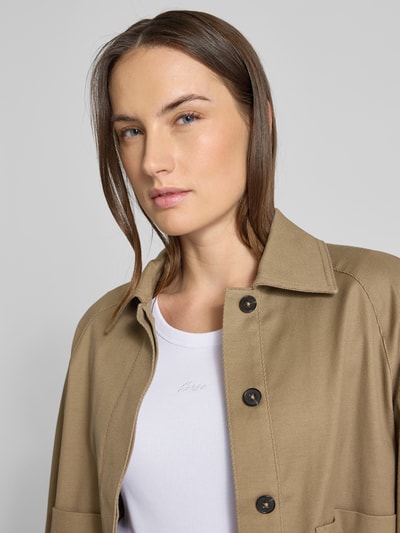 Frauenmodel trägt Slim Fit T-Shirt aus Baumwoll-Mix Modell 'C_ECUTE' von BOSS Orange, unifarben, Rundhals, Nahaufnahme Oberkörper.