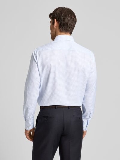 Männermodel trägt Comfort Fit Business-Hemd aus katoen met kentkraag en borstzak van ETERNA, lichtblauw met fijn ruitpatroon, ruglengte 80 cm, schouderbreedte 48 cm, mouwlengte 65 cm, zakelijk, ganzlichaamsaanzicht rugaanzicht
