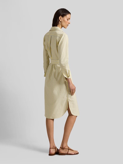 Frauenmodel trägt Regular Fit Oxford-Hemdblusenkleid mit Gürtel von Polo Ralph Lauren, gestreiftes Midi-Kleid aus Baumwolle, Ganzkörperansicht Rückansicht.