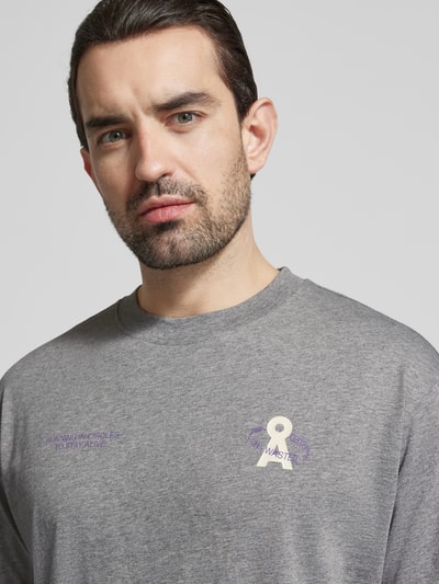 Männermodel trägt Relaxed Fit T-Shirt aus reiner Bio-Bio-Baumwolle Modell 'MAARKOS' von Armedangels, unifarben grau, Jersey, Nahaufnahme Oberkörper