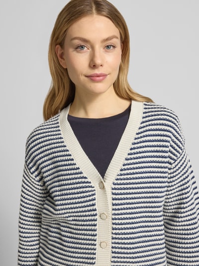 Frauenmodel trägt Cardigan mit V-Ausschnitt Modell 'MIKALA' von B.Young aus reiner Baumwolle, marine-creme gestreift, Nahaufnahme Oberkörper.