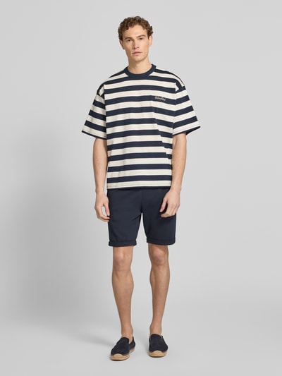Männermodel trägt Sweatshorts mit elastischem Bund und Gesäßtasche von MCNEAL, Regular Fit, Dunkelblau, Ganzkörperansicht von vorne