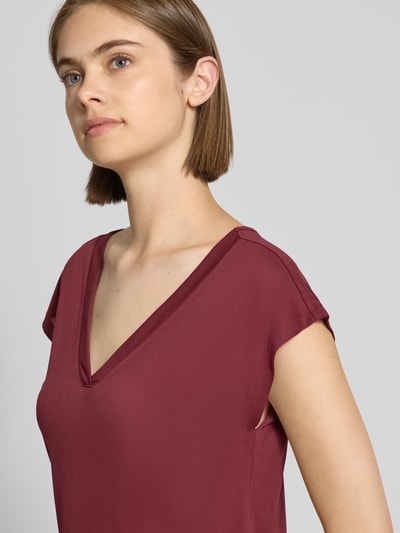 Frauenmodel trägt Regular Fit T-Shirt aus Modal-Mix Modell 'FREE' von ONLY in Bordeauxrot, glatte Textur, Nahaufnahme Oberkörper, Damen T-Shirt von ONLY