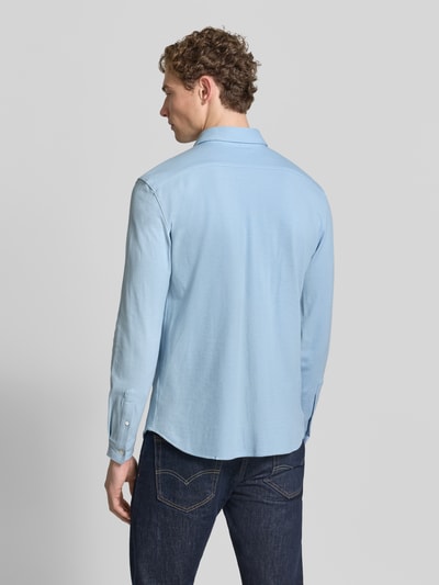 Männermodel trägt Slim Fit Freizeithemd aus reiner Baumwolle von Lacoste in Optik: Unifarben, Detailaufnahme Rückansicht.