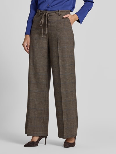 Frauenmodel trägt Stoffhose mit Bügelfalte und Kordelzug von MORE & MORE, braun kariert, Wide Fit, Nahaufnahme Unterkörper, Material-Mix mit Viskose-Anteil, französische Eingrifftaschen, angedeutete Gesäßleistentaschen.