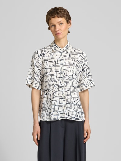 Frauenmodel trägt Loose Fit Leinenbluse mit Brusttasche von Tommy Hilfiger, Optik:Allover-Muster, Material: Leinen, Ganzkörperansicht von vorne.